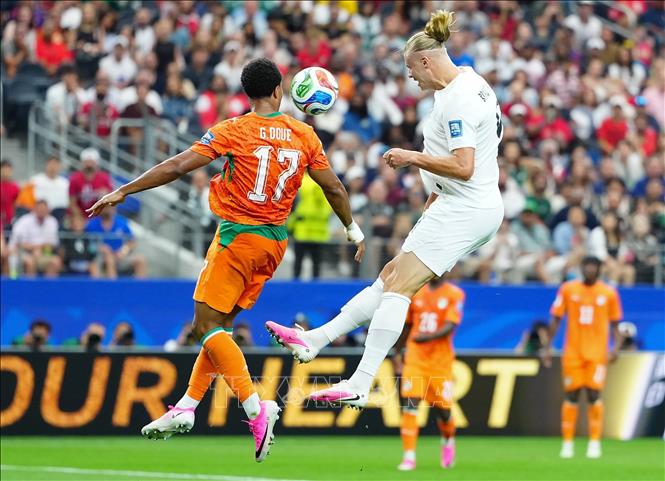 Pha không chiến giữa cầu thủ Erling Haaland (phải) của Na Uy và Guela Doue của Ivory Coast. Ảnh: THX/TTXVN phát