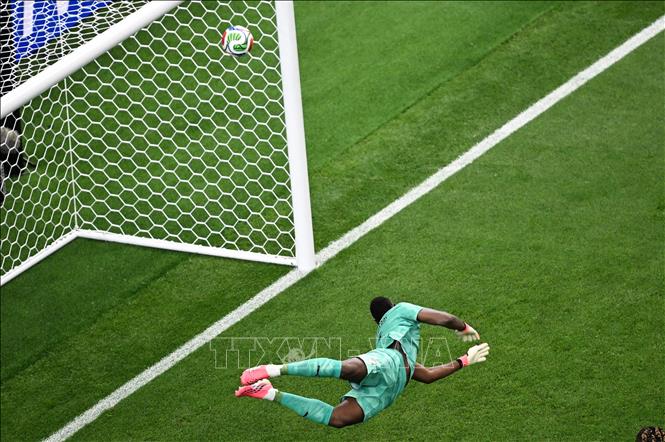 Thủ thành Ivory Coast Yahia Fofana để thủng lưới sau cú dứt điểm của cầu thủ Na Uy Antonio Nusa ở phút 39. Ảnh: THX/TTXVN phát