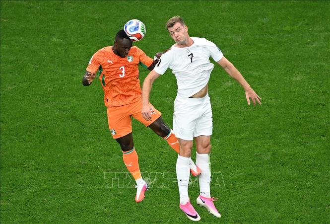 Pha không chiến giữa cầu thủ Na Uy Alexander Sorloth (phải) và Ghislain Konan bên phía Ivory Coast. Ảnh: THX/TTXVN phát