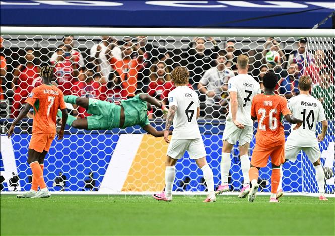 Thủ thành Ivory Coast Yahia Fofana để thủng lưới sau pha dứt điểm của cầu thủ Na Uy Antonio Nusa ở phút 39. Ảnh: THX/TTXVN phát