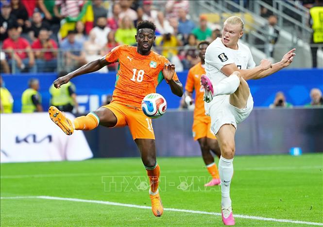 Pha tranh bóng giữa cầu thủ Ibrahim Sangare (trái) của Ivory Coast và Erling Haaland của Na Uy. Ảnh: THX/TTXVN phát