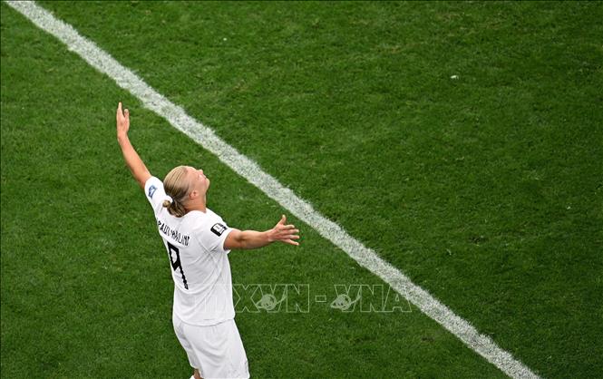 Tiền đạo Erling Braut Haaland (số 9) ăn mừng pha ghi bàn ấn định tỉ số 2-1 cho đội tuyển Na Uy ở phút 86. Ảnh: THX/TTXVN phát