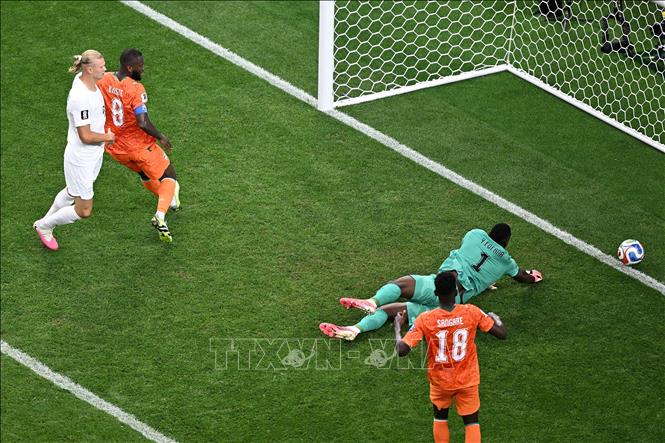 Tiền đạo Erling Braut Haaland (trái) ghi bàn thắng ấn định tỉ số 2-1 cho đội tuyển Na Uy ở phút 86. Ảnh: THX/TTXVN phát