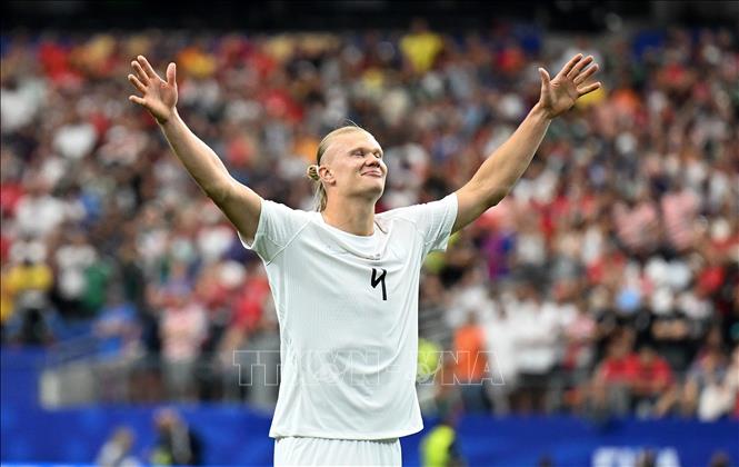 Tiền đạo Erling Braut Haaland (số 9) ăn mừng pha ghi bàn ấn định tỉ số 2-1 cho đội tuyển Na Uy ở phút 86. Ảnh: THX/TTXVN phát