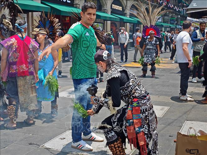 Nhiều cổ động viên tham gia nghi lễ thanh tẩy trước khi vào khu vực Fan Fest của World Cup 2026. Ảnh: Phương Lan- PVTTXVN tại Mexico 