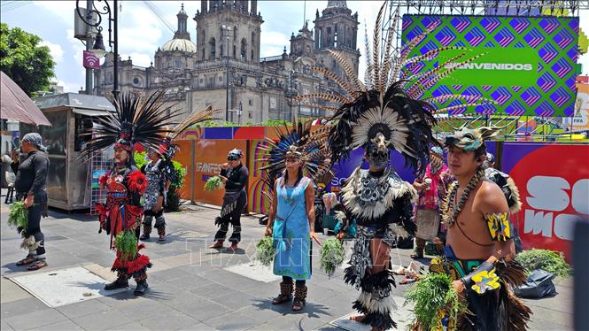 Các nghệ nhân trong trang phục truyền thống thực hiện nghi lễ thanh tẩy giữa trung tâm thủ đô Mexico City. Ảnh: Phương Lan- PVTTXVN tại Mexico
