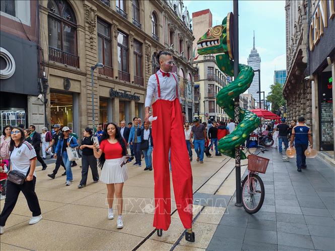 Người đi cà kheo và các hoạt động biểu diễn đường phố mang đến không khí lễ hội đặc sắc cho khu vực Fan Fest ở Zócalo. Ảnh: Phương Lan- PVTTXVN tại Mexico
