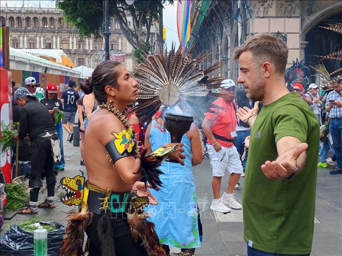 Một du khách quốc tế trải nghiệm nghi lễ thanh tẩy của người bản địa Mexico. Ảnh: Phương Lan- PVTTXVN tại Mexico 