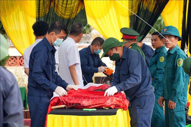Việc lấy mẫu ADN hài cốt liệt sĩ được thực hiện với tinh thần trách nhiệm cao. Ảnh: Hữu Quyết – TTXVN