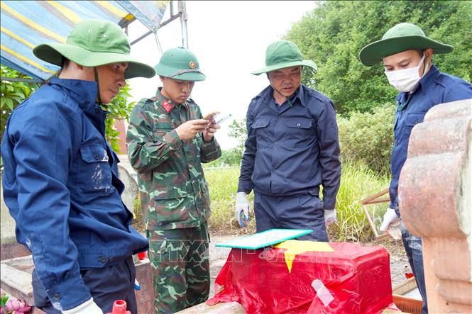 Các thông tin về vị trí, mã số bia mộ tiếp tục được thu thập sau khi khai quật. Ảnh: Hữu Quyết – TTXVN