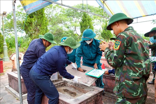Các lực lượng tham gia khai quật, lấy mẫu AND phần mộ liệt sĩ. Ảnh: Hữu Quyết – TTXVN