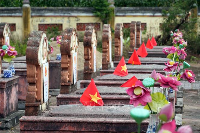 Phần mộ của các liệt sĩ chưa rõ danh tính tại Nghĩa trang Liệt sĩ Hương Khê. Ảnh: Hữu Quyết – TTXVN