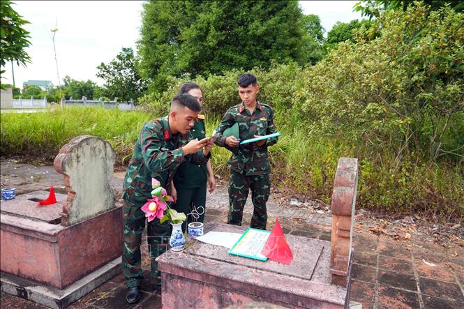 Trước khi khai quật, mỗi phần mộ được gắn mã định danh, cập nhật thông tin lên cơ sở dữ liệu điện tử. Ảnh: Hữu Quyết – TTXVN