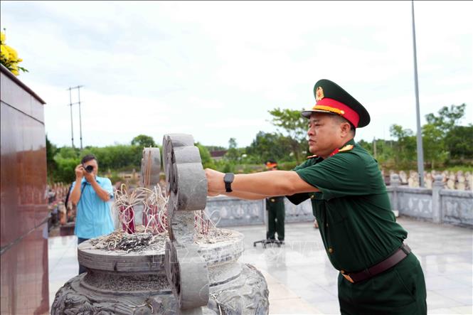 Đại tá Nguyễn Hà, Phó chủ nhiệm Chính trị Bộ Chỉ huy Quân sự tỉnh Hà Tĩnh dâng hương tại Nghĩa trang Liệt sĩ Hương Khê. Ảnh: Hữu Quyết – TTXVN