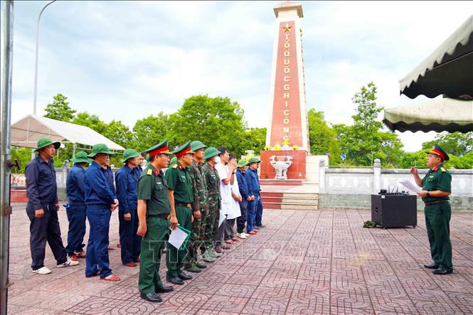 Đại tá Nguyễn Hà, Phó chủ nhiệm Chính trị Bộ Chỉ huy Quân sự tỉnh Hà Tĩnh triển khai nhiệm vụ đến các thành viên tham gia thực hiện lấy mẫu ADN. Ảnh: Hữu Quyết – TTXVN