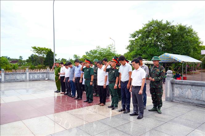 Các đại biểu dành phút mặc niệm bày tỏ lòng thành kính, tri ân sâu sắc đối với các anh hùng liệt sỹ. Ảnh: Hữu Quyết – TTXVN