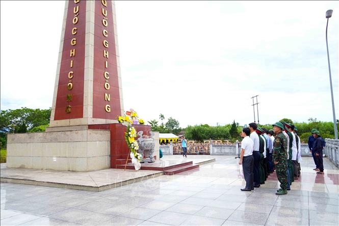 Trước khi khai quật và lấy mẫu ADN tại Nghĩa trang Liệt sĩ Hương Khê, các đại biểu đã dâng hoa, dâng hương, bày tỏ lòng thành kính, tri ân sâu sắc đối với các anh hùng liệt sỹ. Ảnh: Hữu Quyết – TTXVN