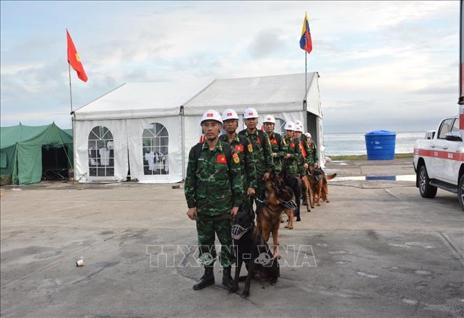 Các thành viên đoàn Việt Nam cơ động từ nơi đóng quân ra khu vực thực hiện nhiệm vụ dưới sự hỗ trợ của phía Venezuela. Ảnh: Hoàng Vũ/TTXVN phát