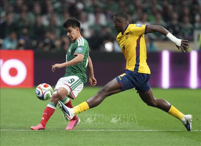 Pha tranh bóng giữa cầu thủ Gilberto Mora (trái) của Mexico và Willian Pacho của Ecuador. Ảnh: THX/TTXVN phát