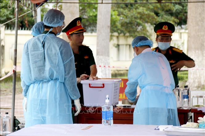 Đơn vị nghiệp vụ triển khai lấy mẫu hài cốt liệt sĩ chưa xác định được thông tin phục vụ giám định AND tại nghĩa trang liệt sĩ xã Đức Linh (Lâm Đồng). Ảnh: Nguyễn Thanh - TTXVN