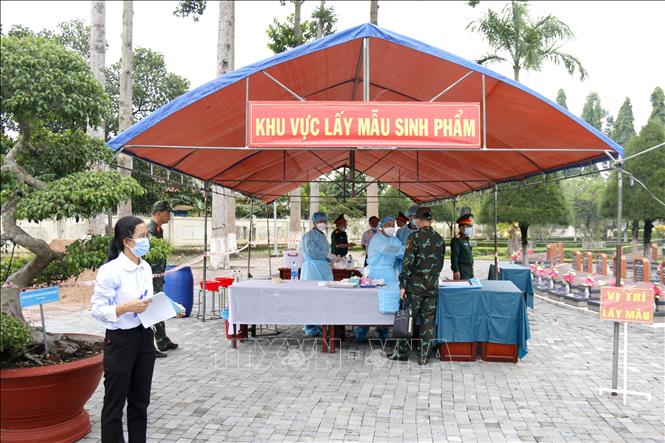 Đơn vị nghiệp vụ triển khai lấy mẫu hài cốt liệt sĩ chưa xác định được thông tin phục vụ giám định AND tại nghĩa trang liệt sĩ xã Đức Linh (Lâm Đồng). Ảnh: Nguyễn Thanh - TTXVN
