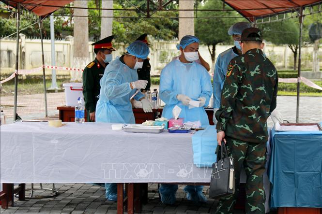 Đơn vị nghiệp vụ triển khai lấy mẫu hài cốt liệt sĩ chưa xác định được thông tin phục vụ giám định AND tại nghĩa trang liệt sĩ xã Đức Linh (Lâm Đồng). Ảnh: Nguyễn Thanh - TTXVN