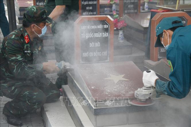 Triển khai quy trình lấy mẫu hài cốt liệt sĩ chưa xác định được thông tin phục vụ giám định AND tại nghĩa trang liệt sĩ xã Đức Linh (Lâm Đồng). Ảnh: Nguyễn Thanh - TTXVN
