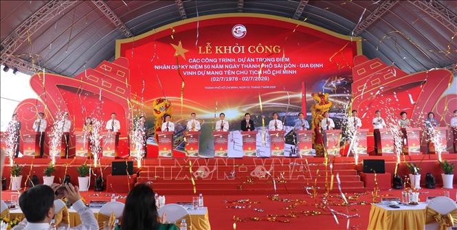 Các đại biểu và nhà đầu tư thực hiện lệnh khởi công các dự án trọng điểm. Ảnh: Thanh Vũ – TTXVN