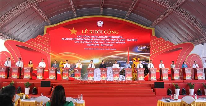 Nguyên Chủ tịch nước Trương Tấn Sang cùng các đồng chí nguyên lãnh đạo Đảng, nhà nước, Thành phố Hồ Chí Minh; Bí thư Thành ủy Thành phố Hồ Chí Minh Trần Lưu Quang, Chủ tịch Ủy ban nhân dân Thành phố Hồ Chí Minh Nguyễn Văn Được cùng các nhà đầu tư thực hiện lệnh khởi công các dự án trọng điểm. Ảnh: Thanh Vũ – TTXVN