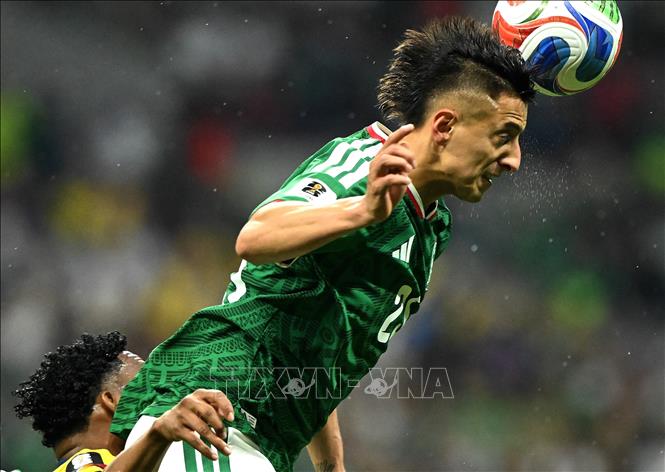 Pha đánh đầu của tiền vệ Mexico Roberto Alvarado. Ảnh: THX/TTXVN phát