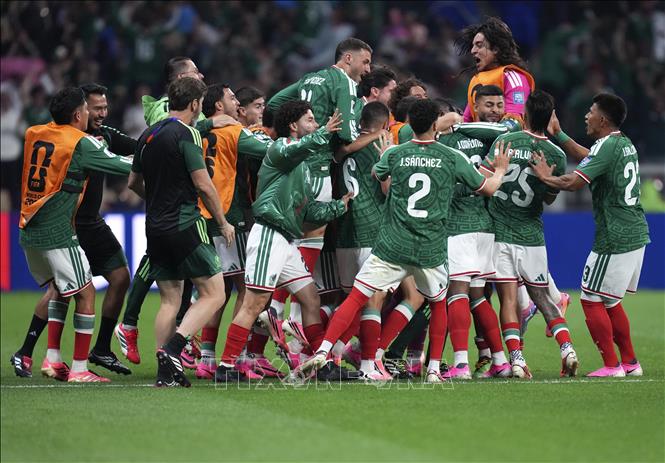 Các cầu thủ Mexico ăn mừng bàn thắng vào lưới Ecuador. Ảnh: THX/TTXVN phát