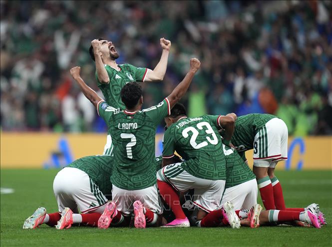 Các cầu thủ Mexico ăn mừng bàn thắng nâng tỉ số lên 2-0 trước Ecuador. Ảnh: THX/TTXVN phát