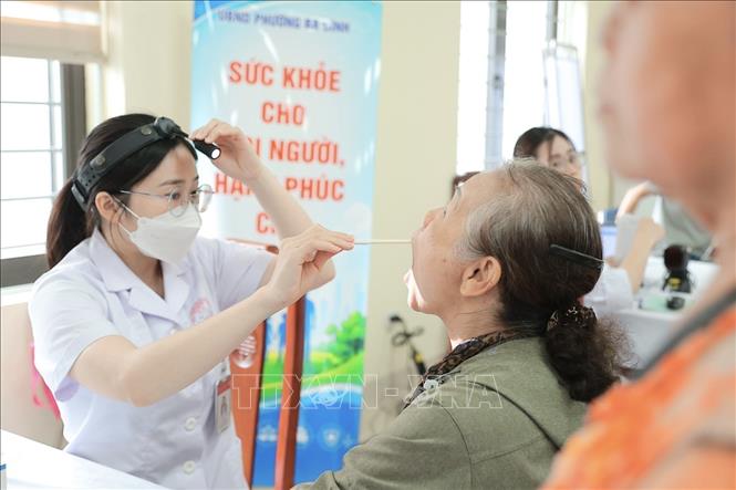 Theo kế hoạch, đối tượng được khám sức khỏe là toàn bộ người dân sinh sống trên địa bàn TP Hà Nội thường trú hoặc tạm trú từ 12 tháng trở lên có xác nhận qua VNeID. Ảnh: Minh Quyết - TTXVN
