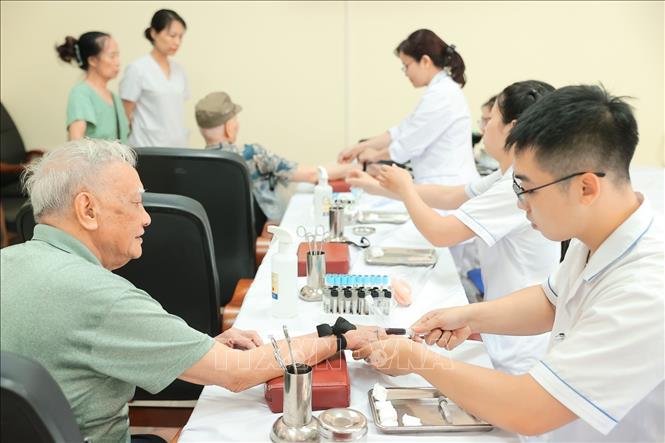 Chương trình khám sức khỏe định kỳ miễn phí chính thức được triển khai đồng loạt toàn thành phố, đánh dấu bước khởi đầu chính sách chăm sóc sức khỏe toàn dân quy mô lớn nhất từ trước đến nay của Hà Nội. Ảnh: Minh Quyết - TTXVN