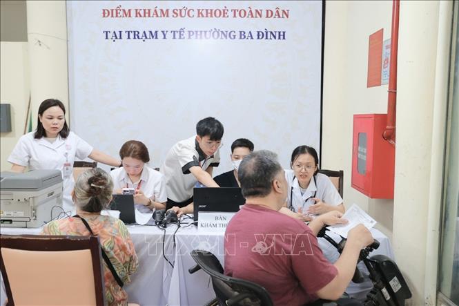 Người dân đến khám sức khoẻ miễn phí tại Trạm y tế phường Ba Đình sáng 1/7/2026. Ảnh: Minh Quyết - TTXVN
