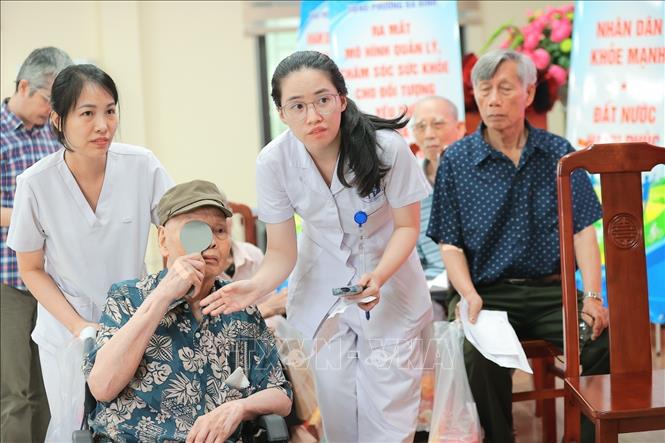 Ngay từ 1/7, ưu tiên khám trước cho nhóm 1 gồm người cao tuổi, khuyết tật, hộ nghèo, cận nghèo, người có công, người mắc bệnh mạn tính, vùng khó khăn. Ảnh: Minh Quyết - TTXVN