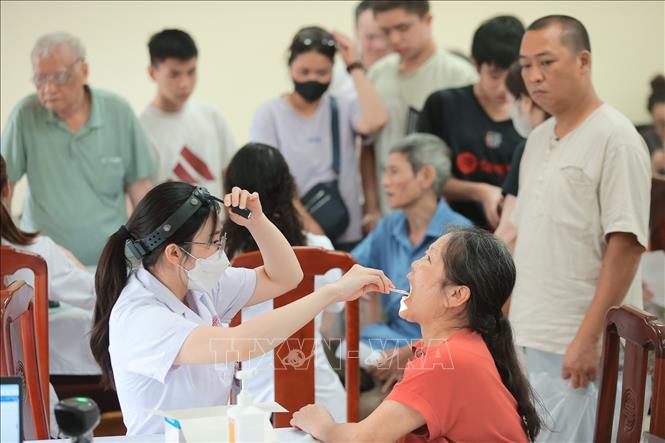Người dân được khám sàng lọc tập trung 12 bệnh và yếu tố nguy cơ thường gặp, gồm tăng huyết áp, đái tháo đường type 2, hen phế quản, bệnh phổi tắc nghẽn mạn tính (COPD), ung thư vú, ung thư cổ tử cung, ung thư khoang miệng… Ảnh: Minh Quyết - TTXVN