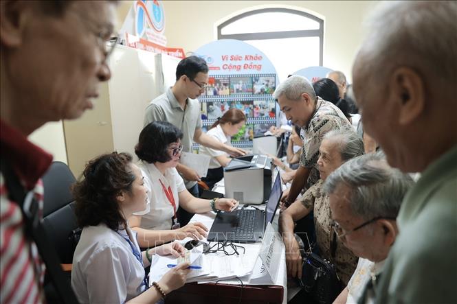 Chương trình khám sức khỏe định kỳ miễn phí chính thức được triển khai đồng loạt toàn thành phố, đánh dấu bước khởi đầu chính sách chăm sóc sức khỏe toàn dân quy mô lớn nhất từ trước đến nay của Hà Nội. Ảnh: Minh Quyết - TTXVN