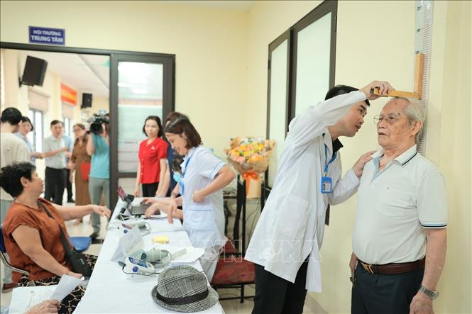 Chương trình khám sức khỏe định kỳ miễn phí chính thức được triển khai đồng loạt toàn thành phố, đánh dấu bước khởi đầu chính sách chăm sóc sức khỏe toàn dân quy mô lớn nhất từ trước đến nay của Hà Nội. Ảnh: Minh Quyết - TTXVN