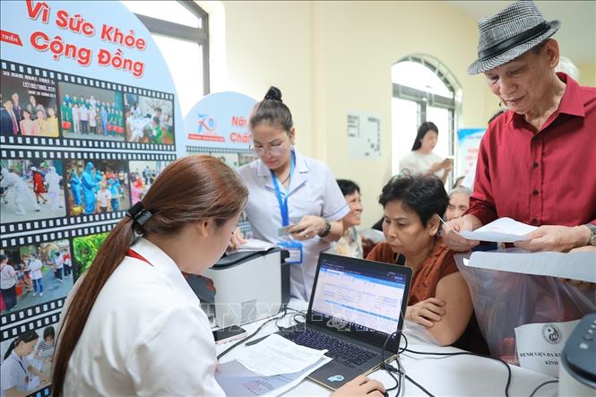 Người dân đến khám sức khoẻ miễn phí tại Trạm y tế phường Ba Đình sáng 1/7/2026. Ảnh: Minh Quyết - TTXVN
