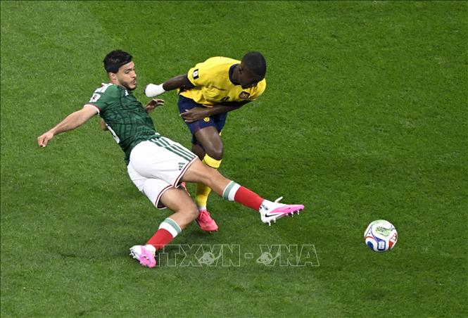 Cầu thủ Raul Jimenez (trái) của Mexico tranh bóng với Ordonez của Ecuador. Ảnh: THX/TTXVN phát