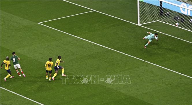 Tiền đạo Raul Jimenez (thứ 2, trái) dứt điểm thành bàn nâng tỉ số lên 2-0 cho đội nhà trước Ecuador. Ảnh: THX/TTXVN phát