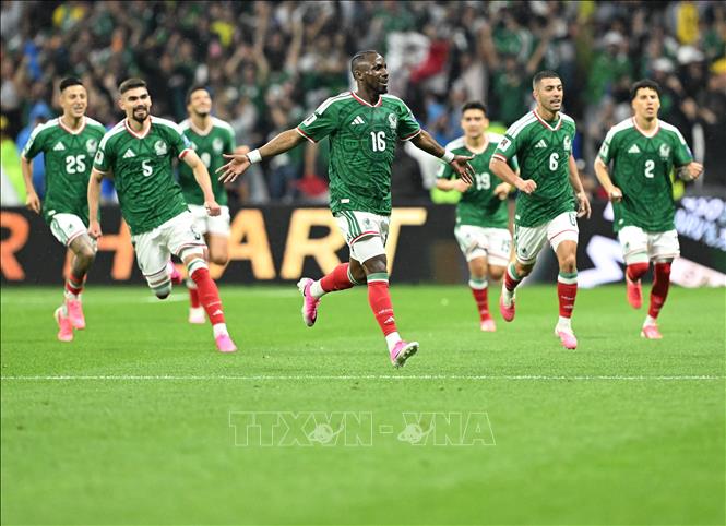 Tiền đạo Julian Quinones (giữa) của Mexico ăn mừng cùng đồng đội sau pha ghi bàn mở tỉ số trận đấu. Ảnh: THX/TTXVN phát