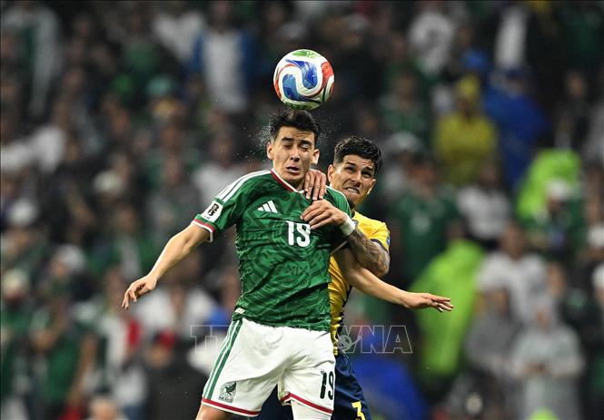 Pha không chiến giữa cầu thủ Gilberto Mora (phía trước) của Mexico và Piero Hincapie của Ecuador. Ảnh: THX/TTXVN phát