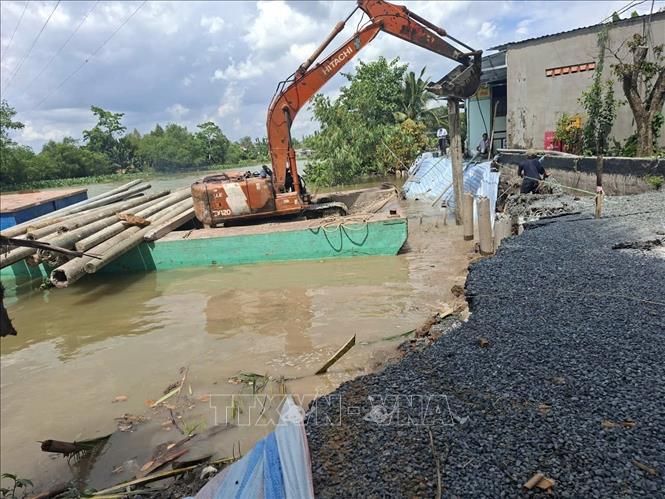 Triển khai khắc phục sạt lở tuyến đường bờ Tây sông Cổ Cò, xã Mỹ Lợi (Đồng Tháp). Ảnh: Công Trí - TTXVN