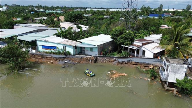 Sạt lở tuyến đường bờ Tây sông Cổ Cò, xã Mỹ Lợi (Đồng Tháp) gây ảnh hưởng đến nhiều nhà dân. Ảnh: Công Trí - TTXVN