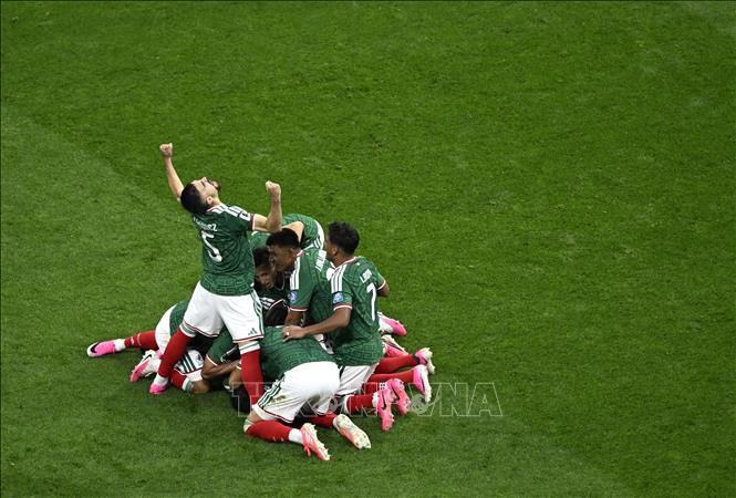 Các cầu thủ Mexico ăn mừng bàn thắng nâng tỉ số lên 2-0 trước Ecuador. Ảnh: THX/TTXVN phát