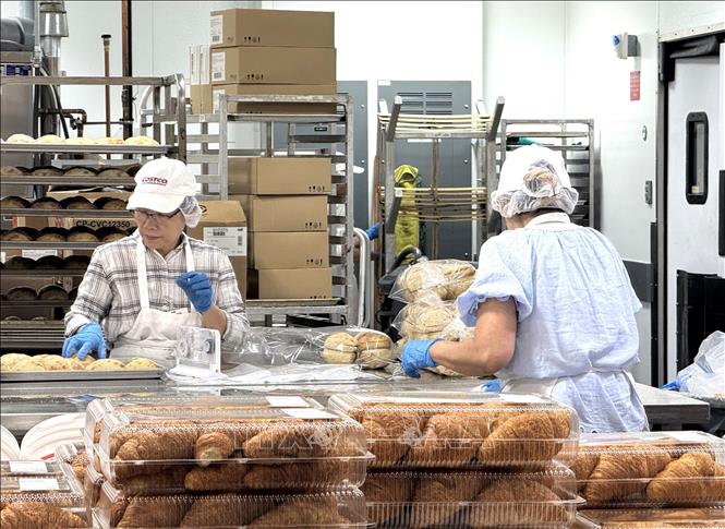 Công nhân đóng gói sản phẩm tại một siêu thị ở bang Maryland.	Ảnh: Đoàn Hùng - P/v TTXVN tại Mỹ