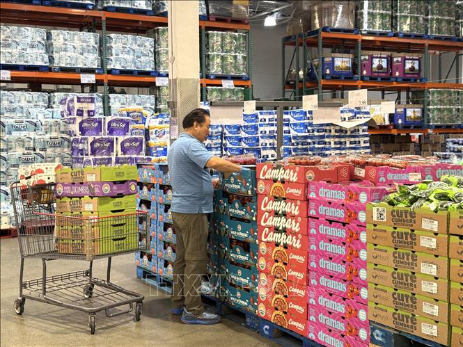 Nhân viên sắp xếp hàng hóa tại một siêu thị ở bang Maryland. Ảnh: Đoàn Hùng - P/v TTXVN tại Mỹ
