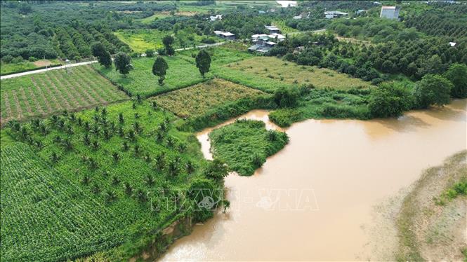 Bờ sông Đạ Quay qua thôn 19, xã Đạ Tẻh 2 (tỉnh Lâm Đồng) bị sạt lở nghiêm trọng. Ảnh: Nguyễn Huy Thành – TTXVN 